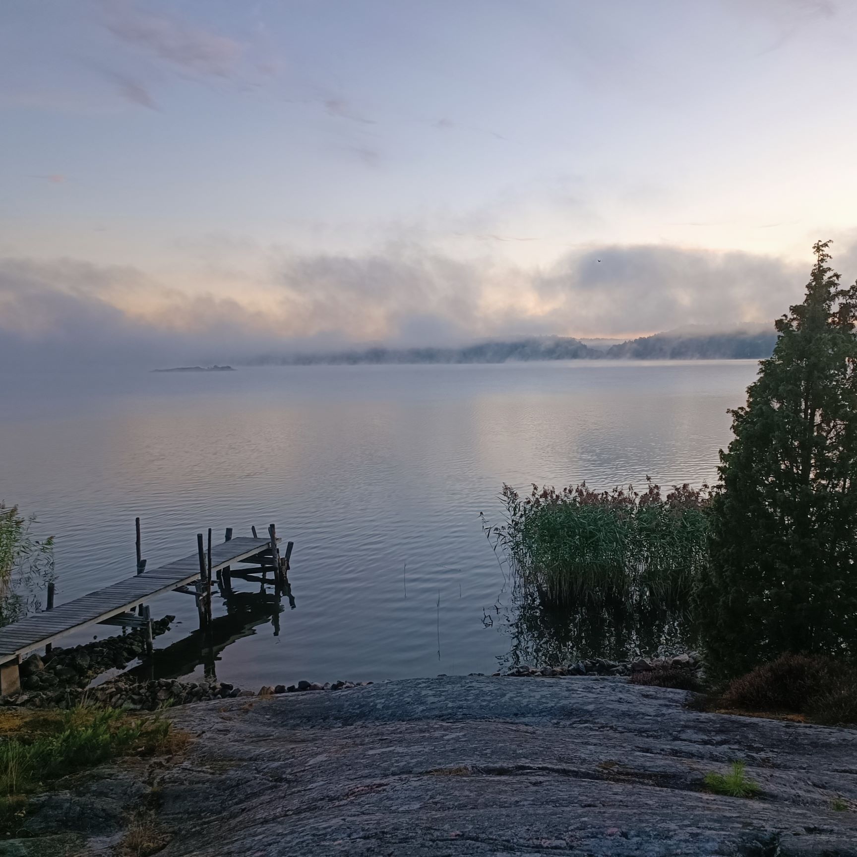 Landstället: en favoritplats Bild på vatten och brygga tagen uppifrån ett berg