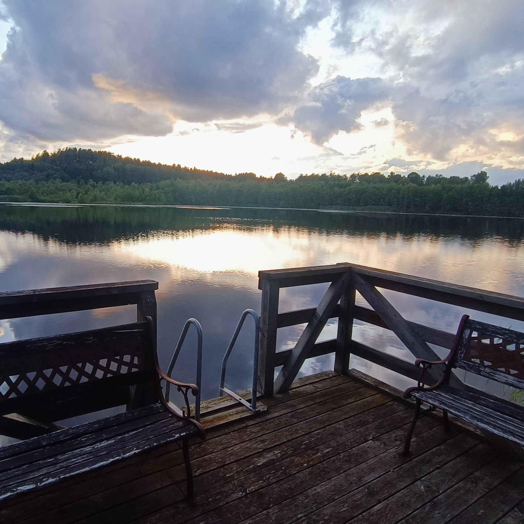 Vår härliga badplats Bild på en brygga och spegelblankt vatten